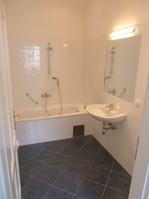 City Apartment, 2 Bedrooms | Bathroom - Sobieski City Apartment 10 (Vienna)