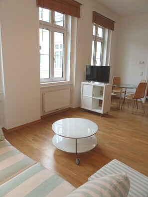 City Apartment, 2 Bedrooms | Living area