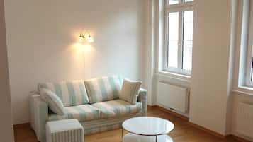 Căn hộ trung tâm thành phố, 2 phòng ngủ | Khu phòng khách | TV màn hình phẳng