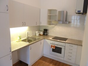 City-Apartment, 2 Schlafzimmer | Eigene Küche | Kühlschrank, Ofen, Herdplatte, Wasserkocher mit Kaffee-/Teezubehör