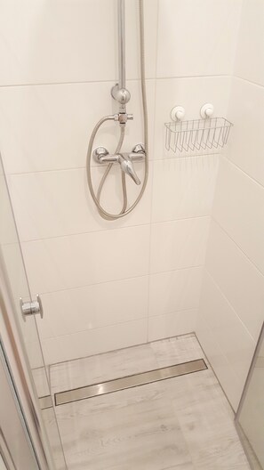 City-Apartment, 3 Schlafzimmer, Nichtraucher | Dusche im Bad