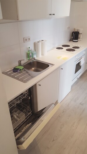 City Apartment, 3 Bedrooms, Non Smoking | Private kitchen | Fridge, microwave, oven, dishwasher - Sobieski City Apartment 11 (Vienna)