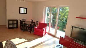 Superior Apartment, 2 Bedrooms, Balcony, River View | Living area | Flat-screen TV, heated floors - Sobieski Apartments Vienna (Vienna)