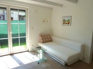 Romantic Cottage | Living area | Flat-screen TV, heated floors - Sobieski Apartments Vienna (Vienna)