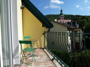 Apartamento superior, várias camas | Sacada