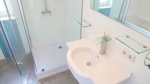 Appartement supérieur, 2 chambres, balcon, vue sur le fleuve | Salle de bain | Séchoir à cheveux, serviettes fournies, savon, papier de toilette