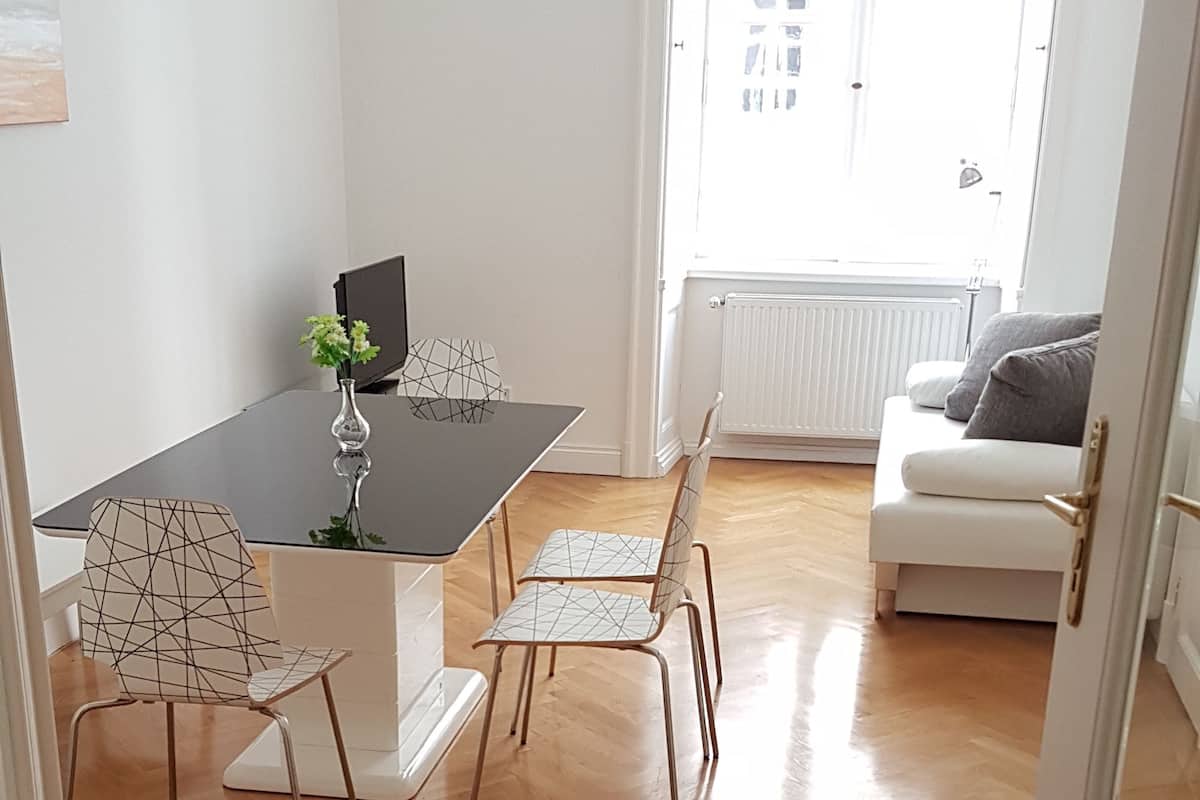 City-Apartment, 2 Schlafzimmer (A23) | Wohnzimmer | Flachbildfernseher