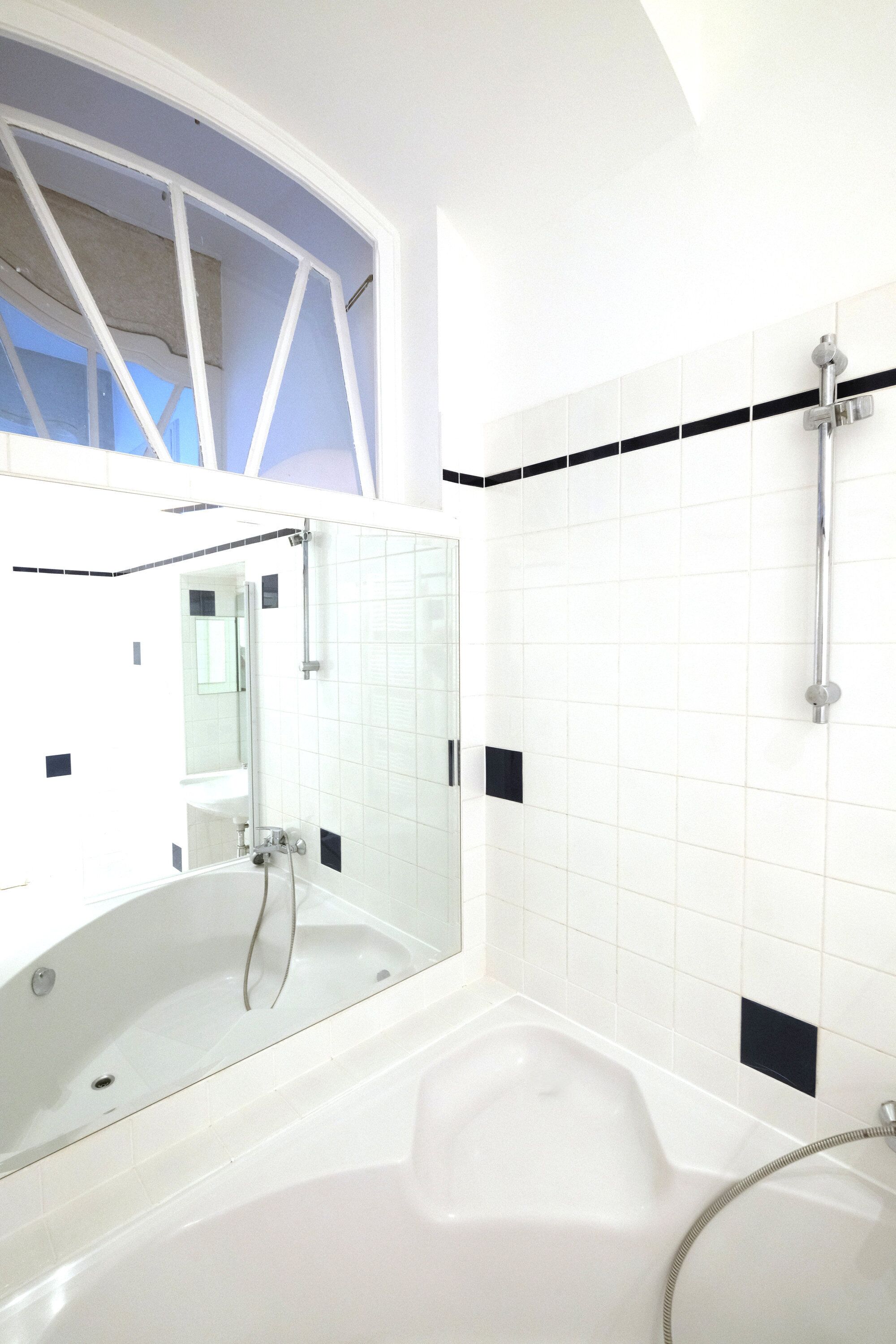 Grand Apartment, 2 Bedrooms | Bathroom | Towels