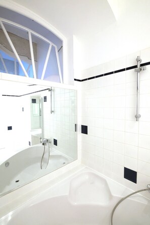 Grand Apartment, 2 Bedrooms | Bathroom | Towels