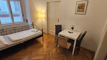 Romantisch appartement, Meerdere bedden, toegankelijk voor mindervaliden, niet-roken | Woonruimte | Flatscreentelevisie