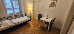 Romantik-lejlighed - flere senge - handicapvenligt - ikke-ryger | Opholdsområde | Fladskærms-tv