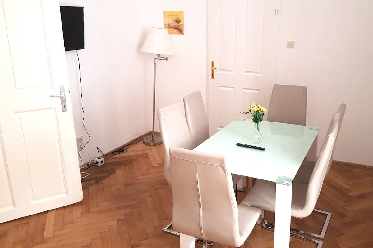 City-Apartment, 2 Schlafzimmer (A21) | 2 Schlafzimmer, individuell dekoriert, individuell eingerichtet