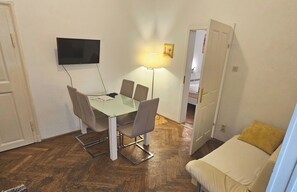 Decoración personalizada, muebles diferentes y wifi gratis 