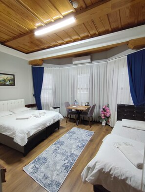 Standard Triple Room | Desk, blackout drapes, soundproofing, iron/ironing board - Kule Pansiyon (Bursa)