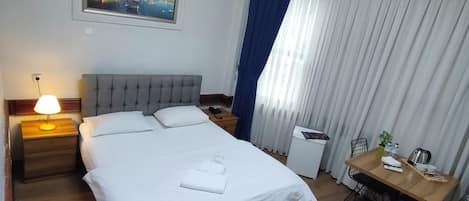 Kamar Double Standar | Meja kerja, tirai kedap cahaya, kedap suara, dan setrika/meja setrika