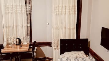 Escritorio, cortinas blackout y sistema de insonorización
