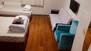 Escritorio, cortinas blackout y sistema de insonorización