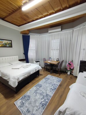 Standard Triple Room | Desk, blackout drapes, soundproofing, iron/ironing board - Kule Pansiyon (Bursa)