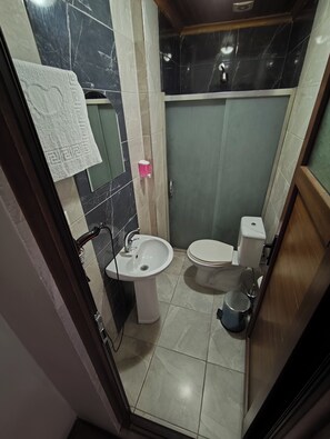 Standard Double Room | Bathroom | Shower, hair dryer, slippers, towels - Kule Pansiyon (Bursa)