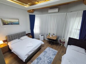Standard Triple Room | Desk, blackout drapes, soundproofing, iron/ironing board - Kule Pansiyon (Bursa)