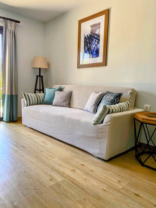 Comfort Suite, 1 Queen Bed | Living area