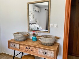 Suíte conforto, 1 cama Queen | Cofres nos quartos, cortinas blackout, Wi-Fi de cortesia, roupa de cama
