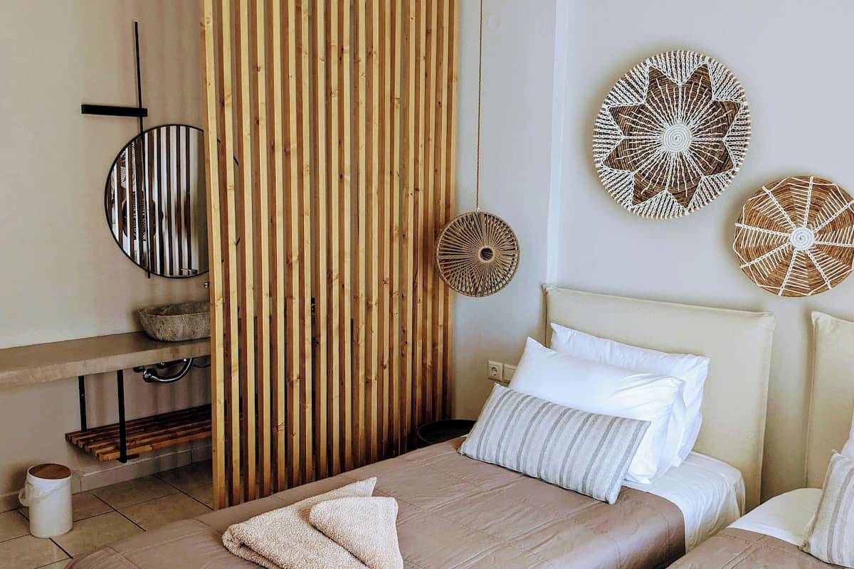 Ein Schlafzimmer mit Bett, Nachttischen, einer Holzwand und dekorativer Wandkunst.