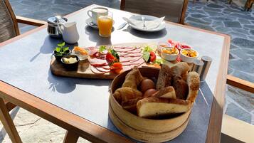 Daily full breakfast (EUR 9 per person)