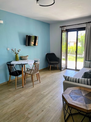 Comfort Suite, 1 Queen Bed | Living area