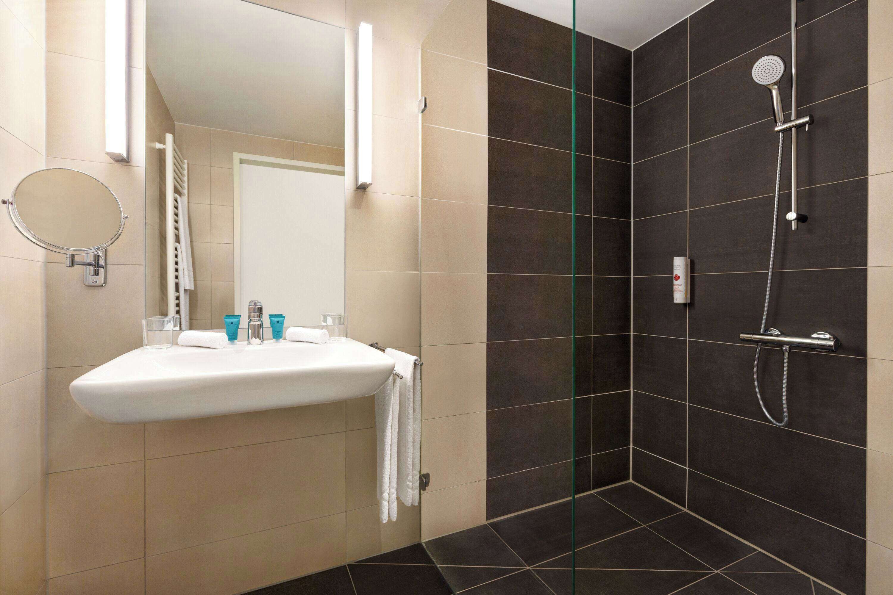 standard room, 2 single beds, accessible, non smoking | accessible bathroom