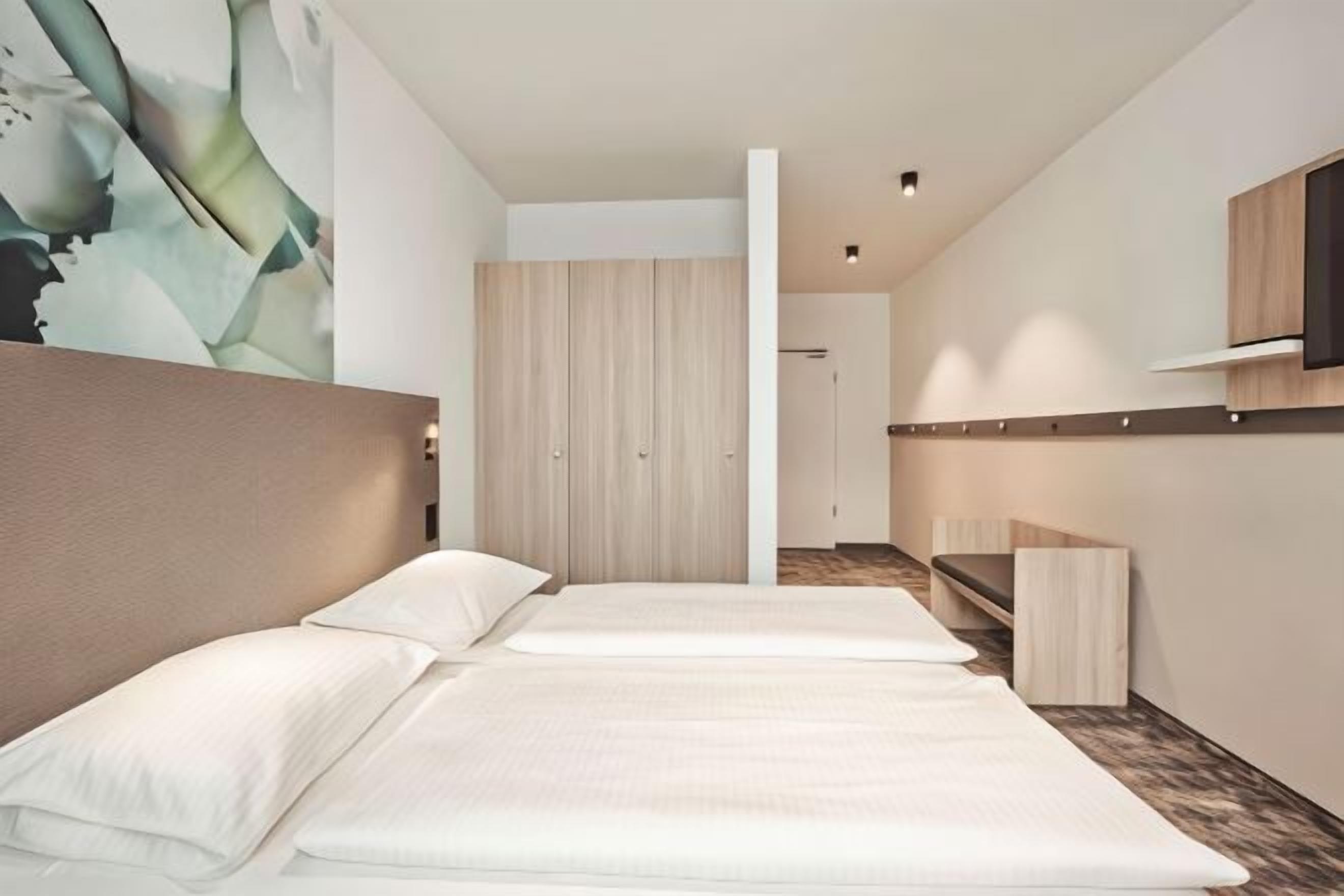 Hypo-allergenic bedding, in-room safe, desk, blackout curtains