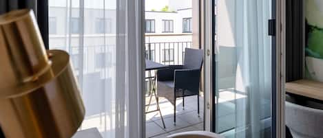 Allergiatestatut vuodevaatteet, tallelokero huoneessa, työpöytä