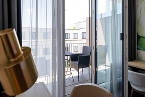 Hypo-allergenic bedding, in-room safe, desk, blackout curtains