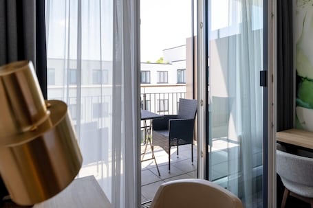 Ropa de cama hipoalergénica y caja de seguridad en la habitación