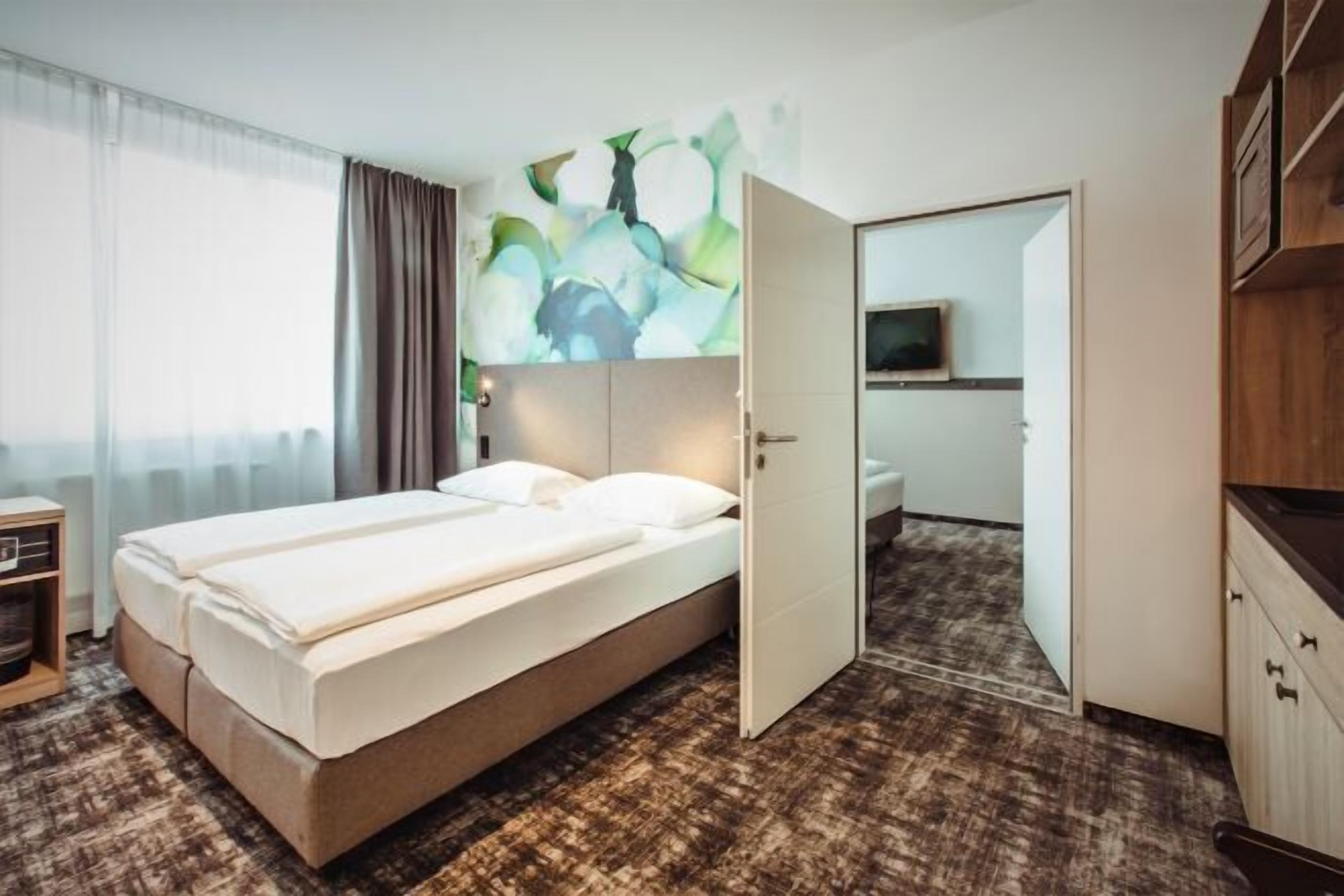 Hypo-allergenic bedding, in-room safe, desk, blackout curtains