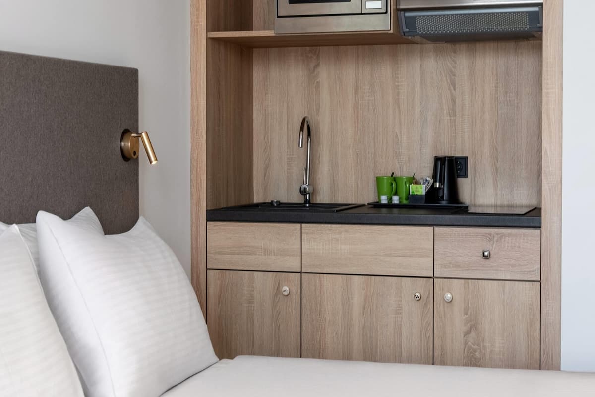 Hypo-allergenic bedding, in-room safe, desk, blackout curtains