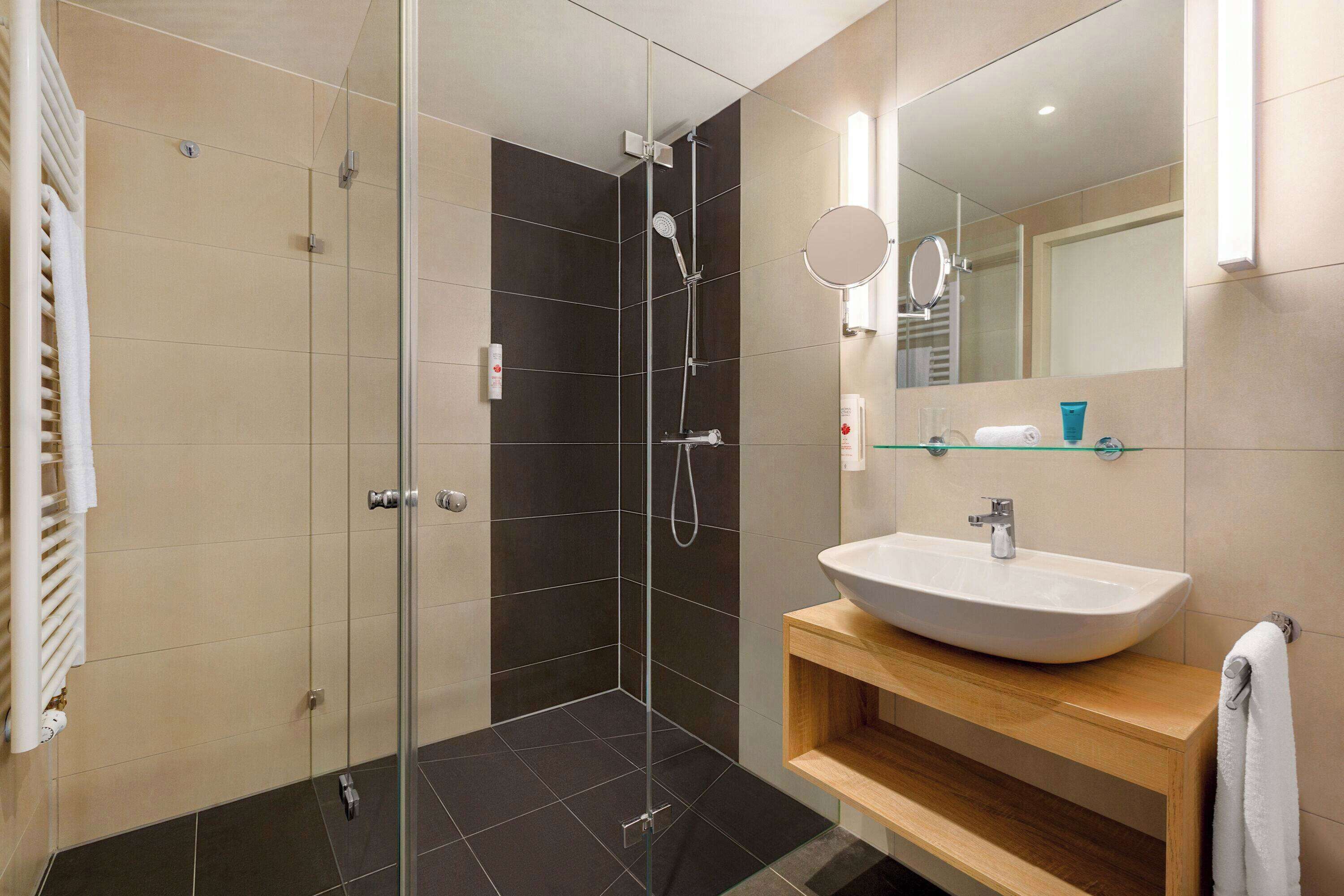 Douche, articles de toilette gratuits, sèche-cheveux, chaussons