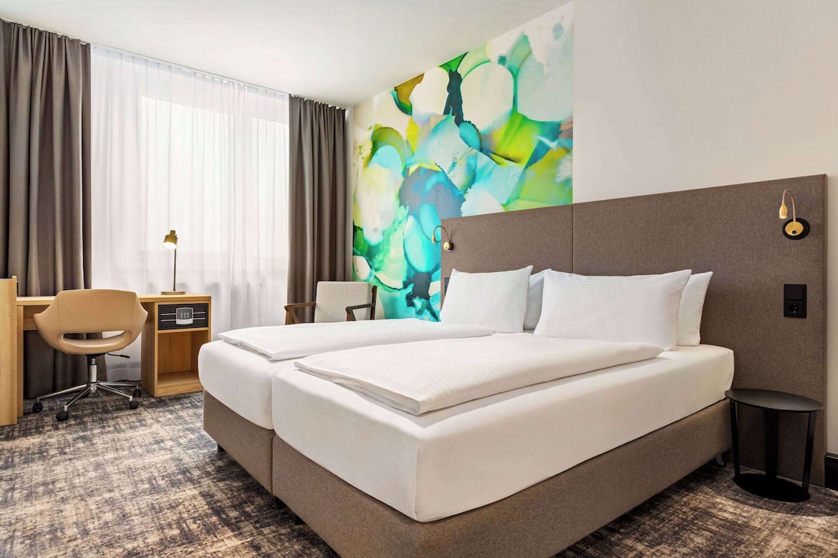 Hypo-allergenic bedding, in-room safe, desk, blackout drapes