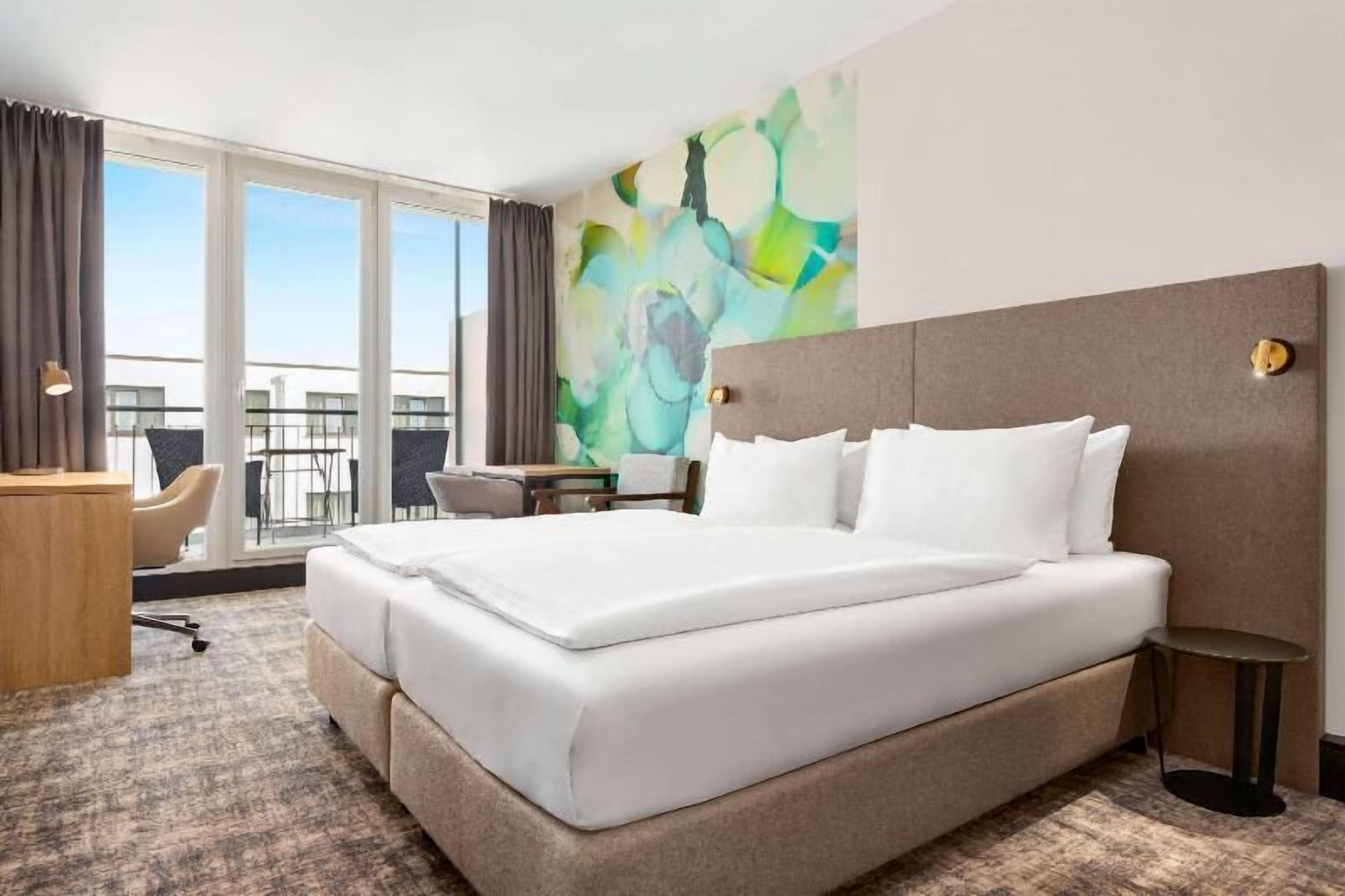 Hypo-allergenic bedding, in-room safe, desk, blackout drapes