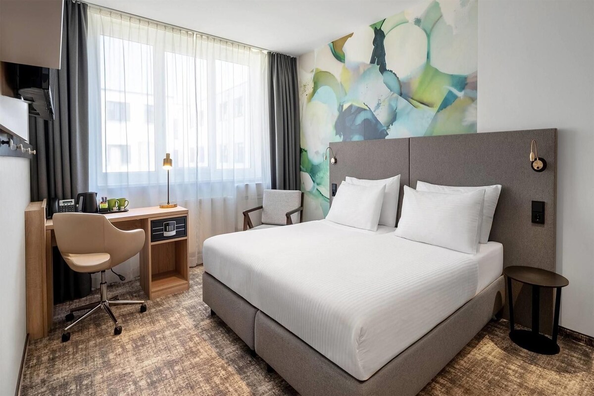 Hypo-allergenic bedding, in-room safe, desk, blackout curtains