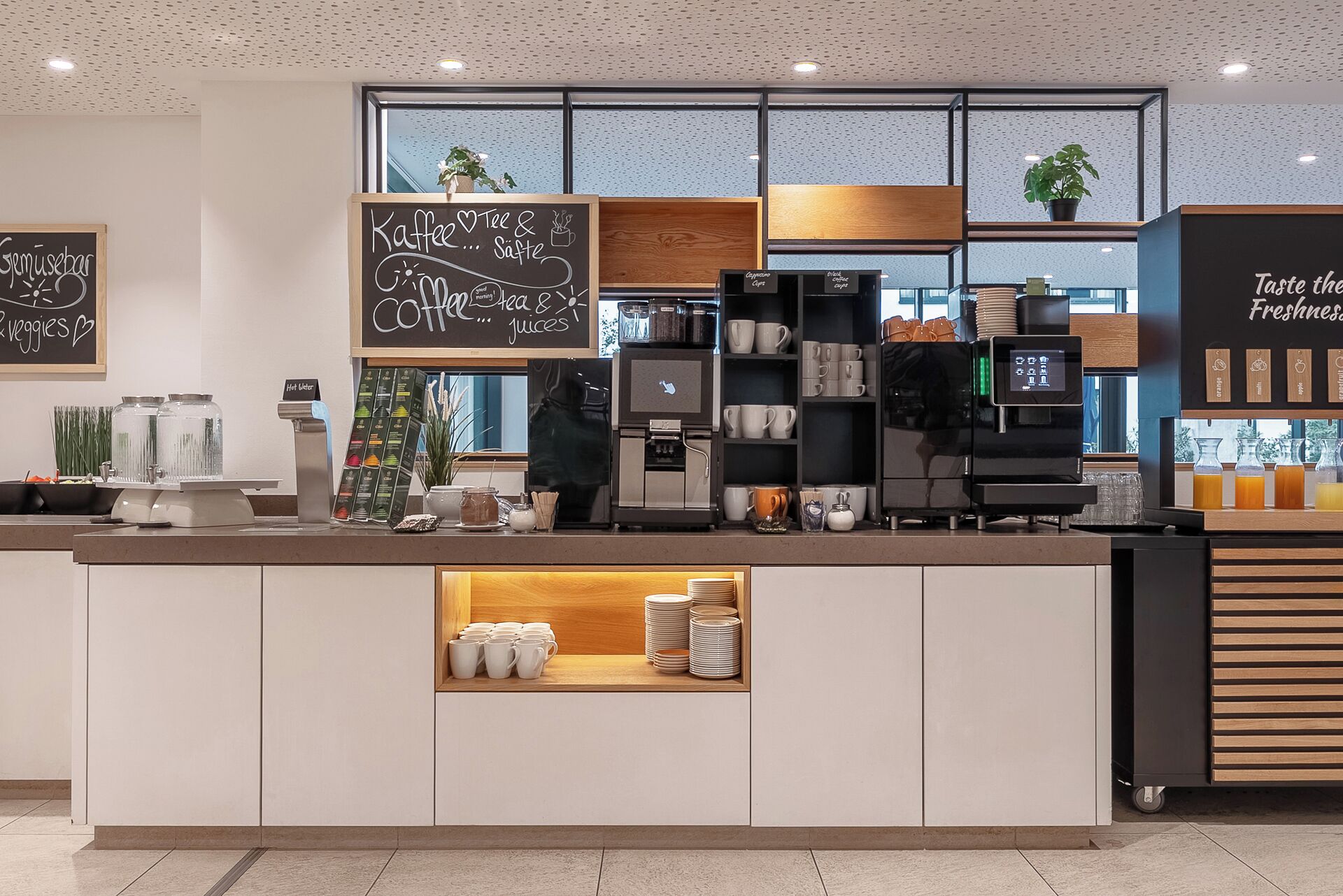 Una cafetería moderna con mostrador, máquinas de café y un menú en pizarra.
