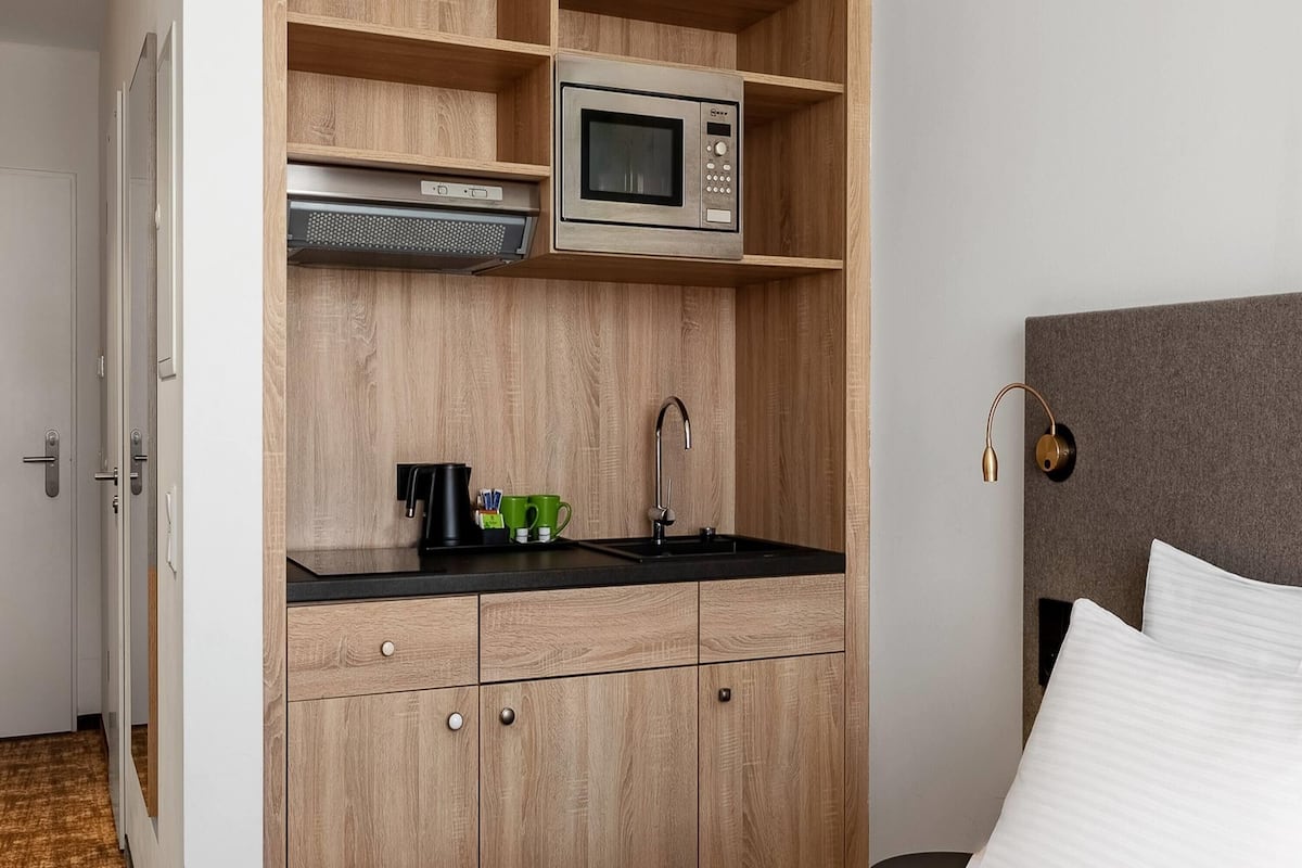 Literie hypoallergénique, coffres-forts dans les chambres, bureau