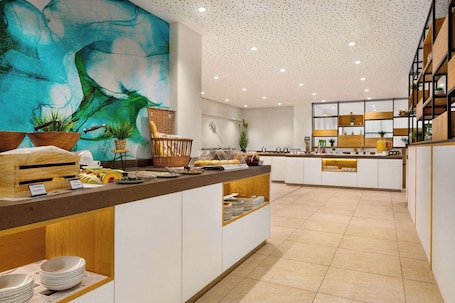 Daily continental breakfast (EUR 19 per person)