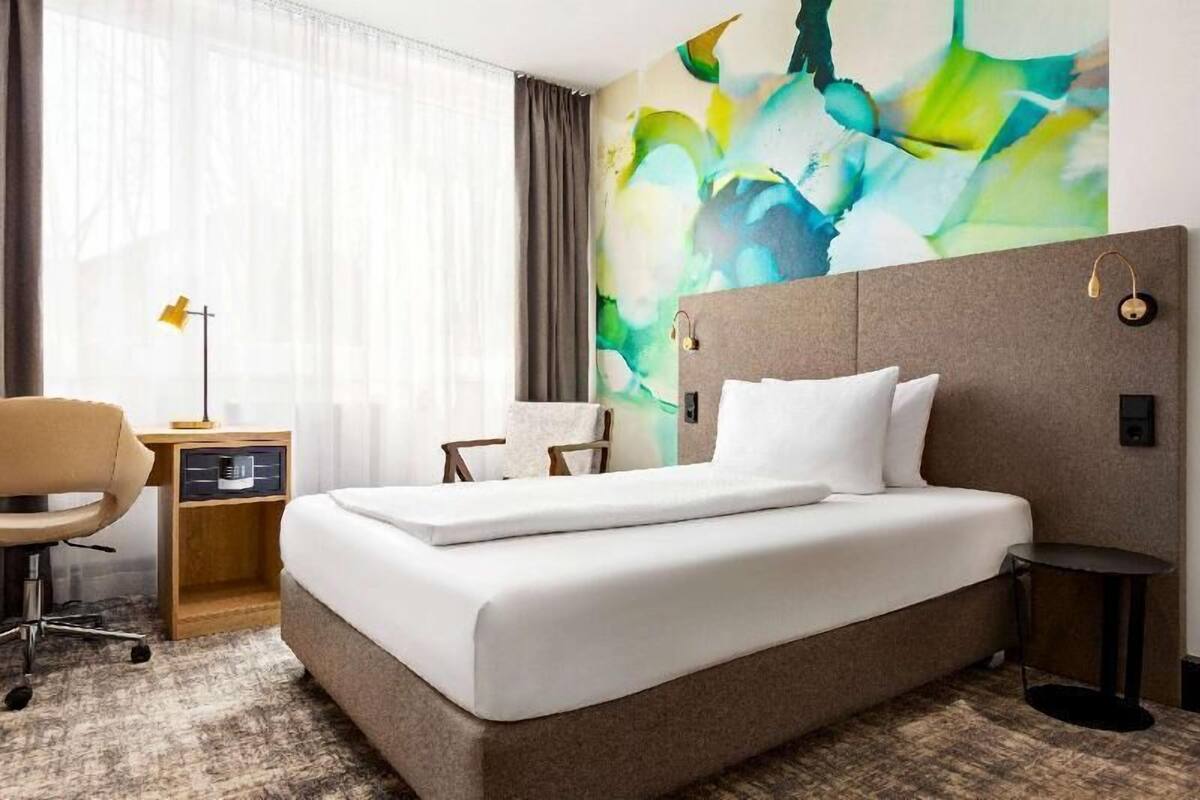 Hypo-allergenic bedding, in-room safe, desk, blackout drapes