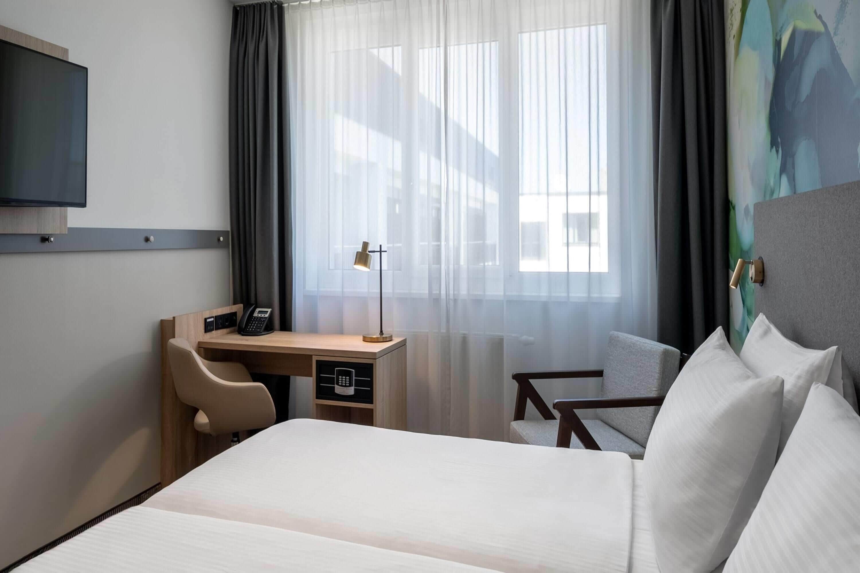 standard room, 2 single beds, non smoking, kitchenette | hypo-allergenic bedding, in-room safe, desk, blackout curtains