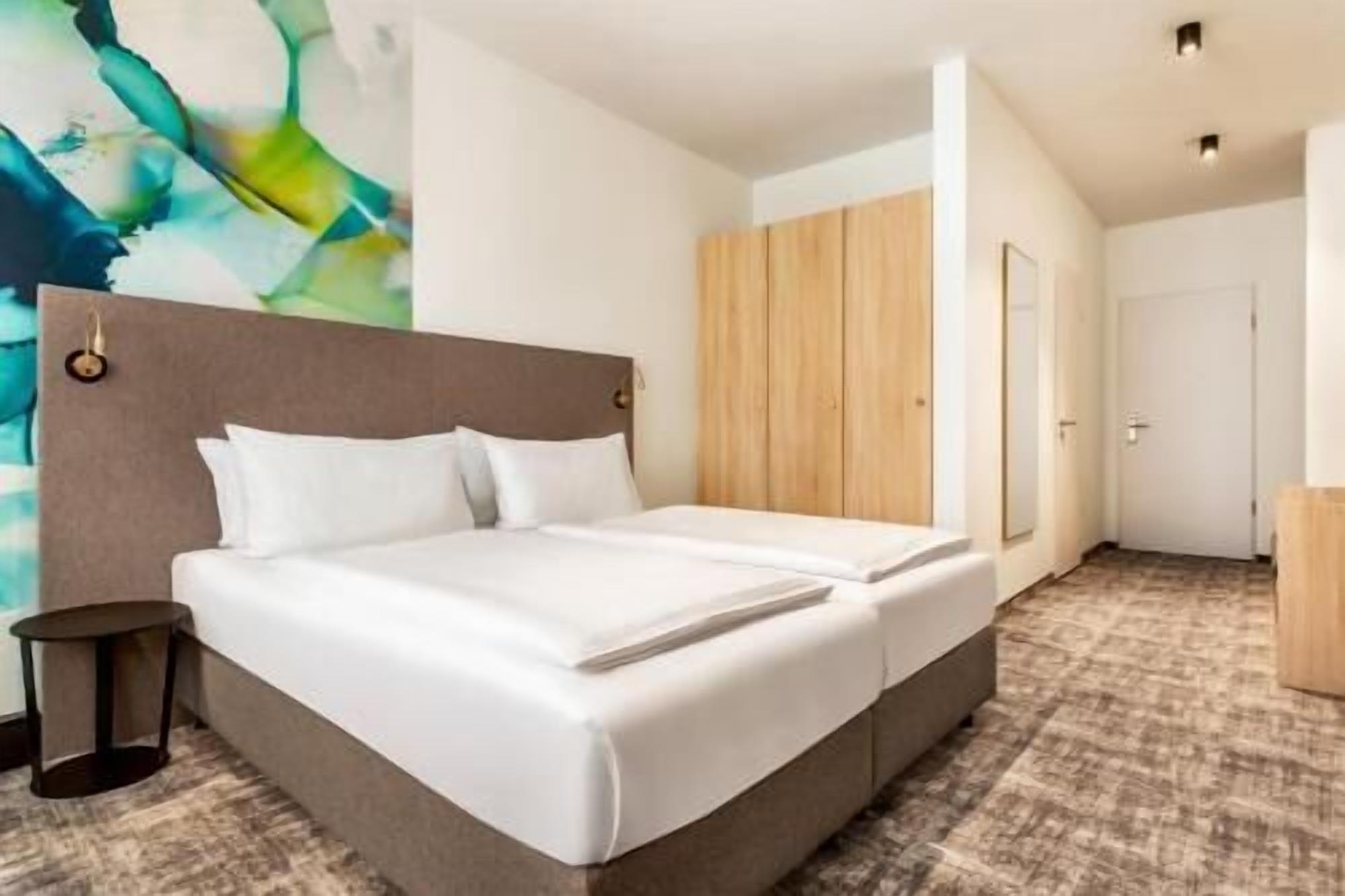 Hypo-allergenic bedding, in-room safe, desk, blackout drapes