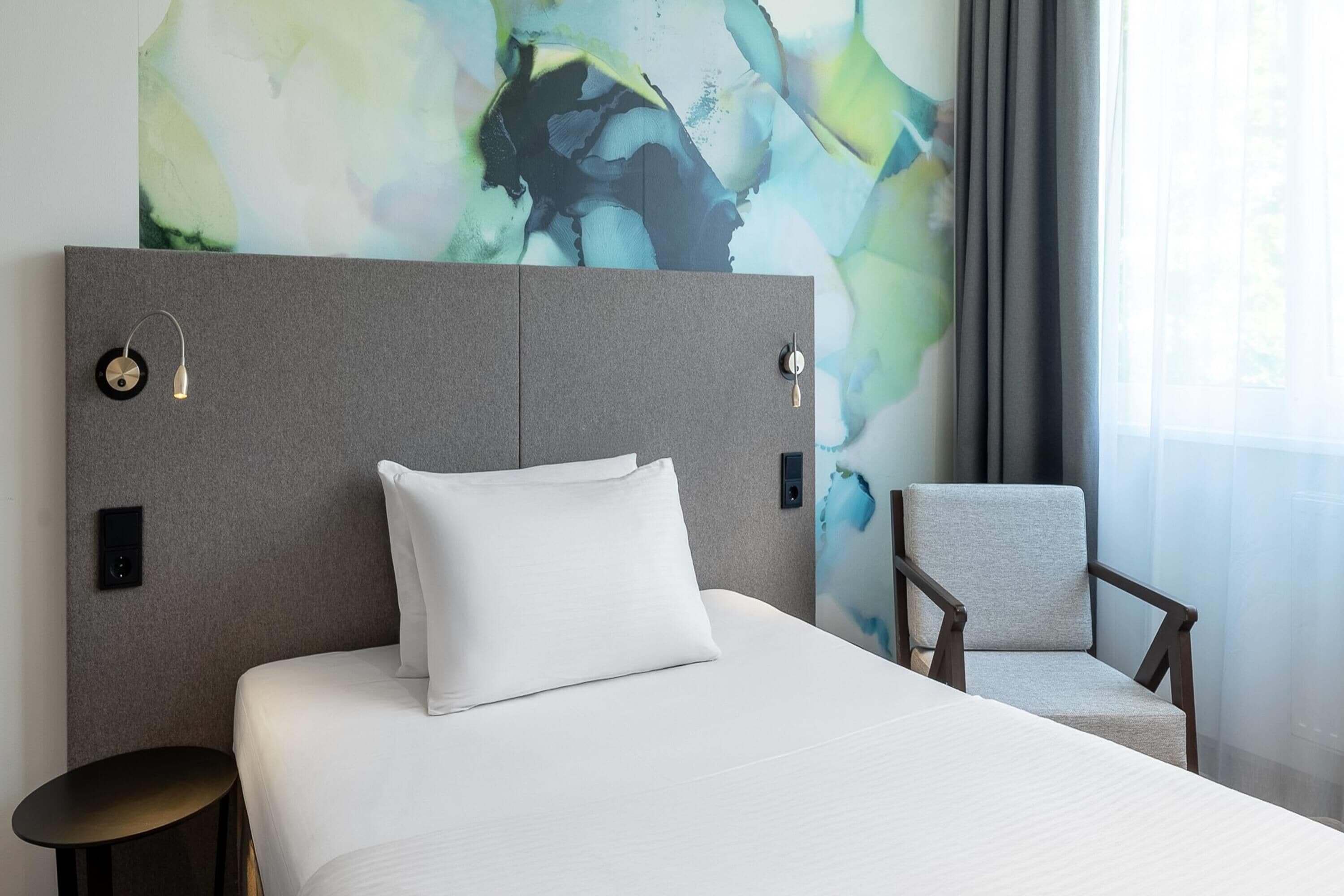 superior single room, 1 queen bed, non smoking | hypo-allergenic bedding, in-room safe, desk, blackout curtains