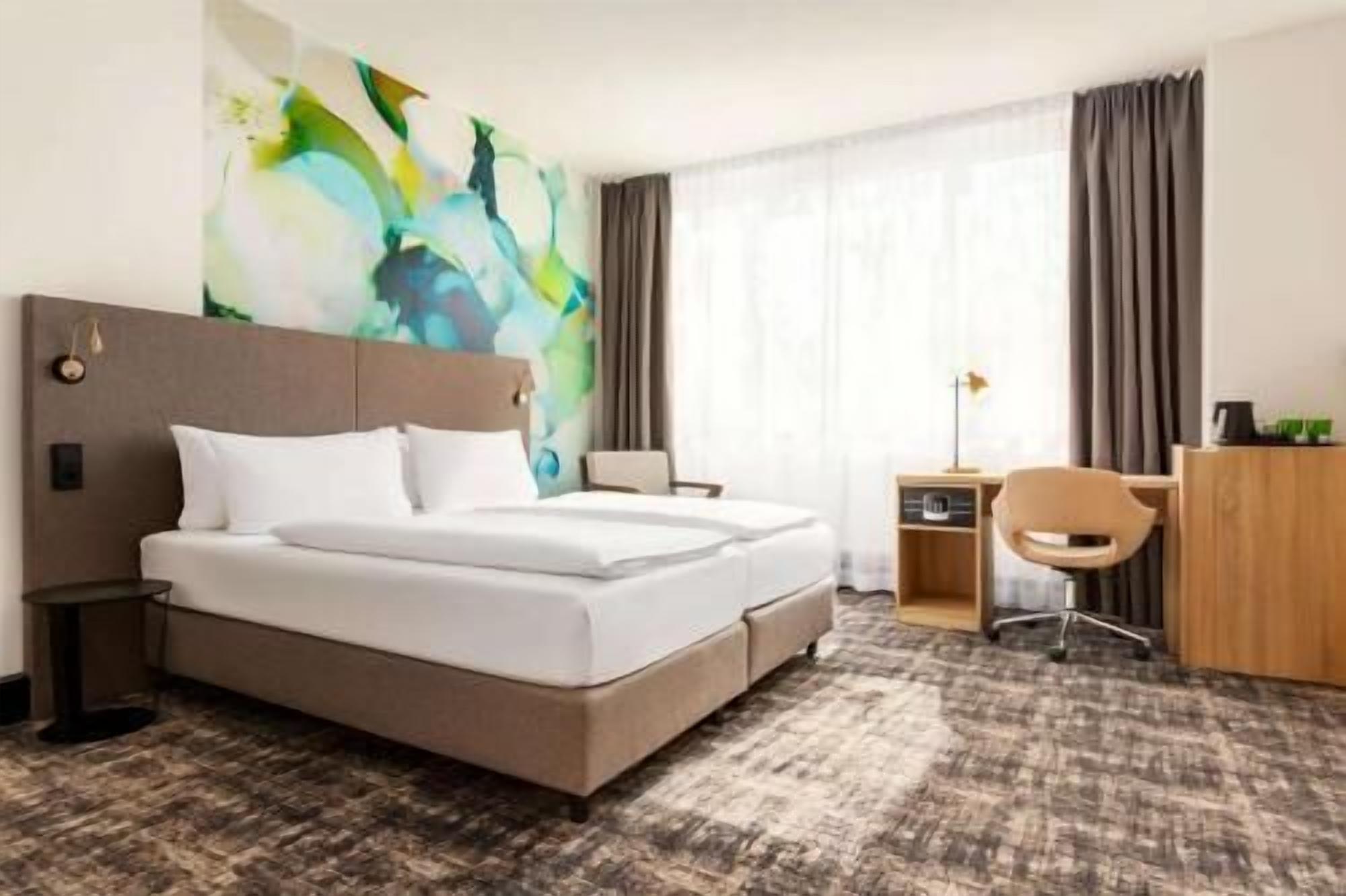 Hypo-allergenic bedding, in-room safe, desk, blackout drapes