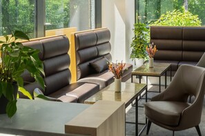 早餐，供應午餐和晚餐