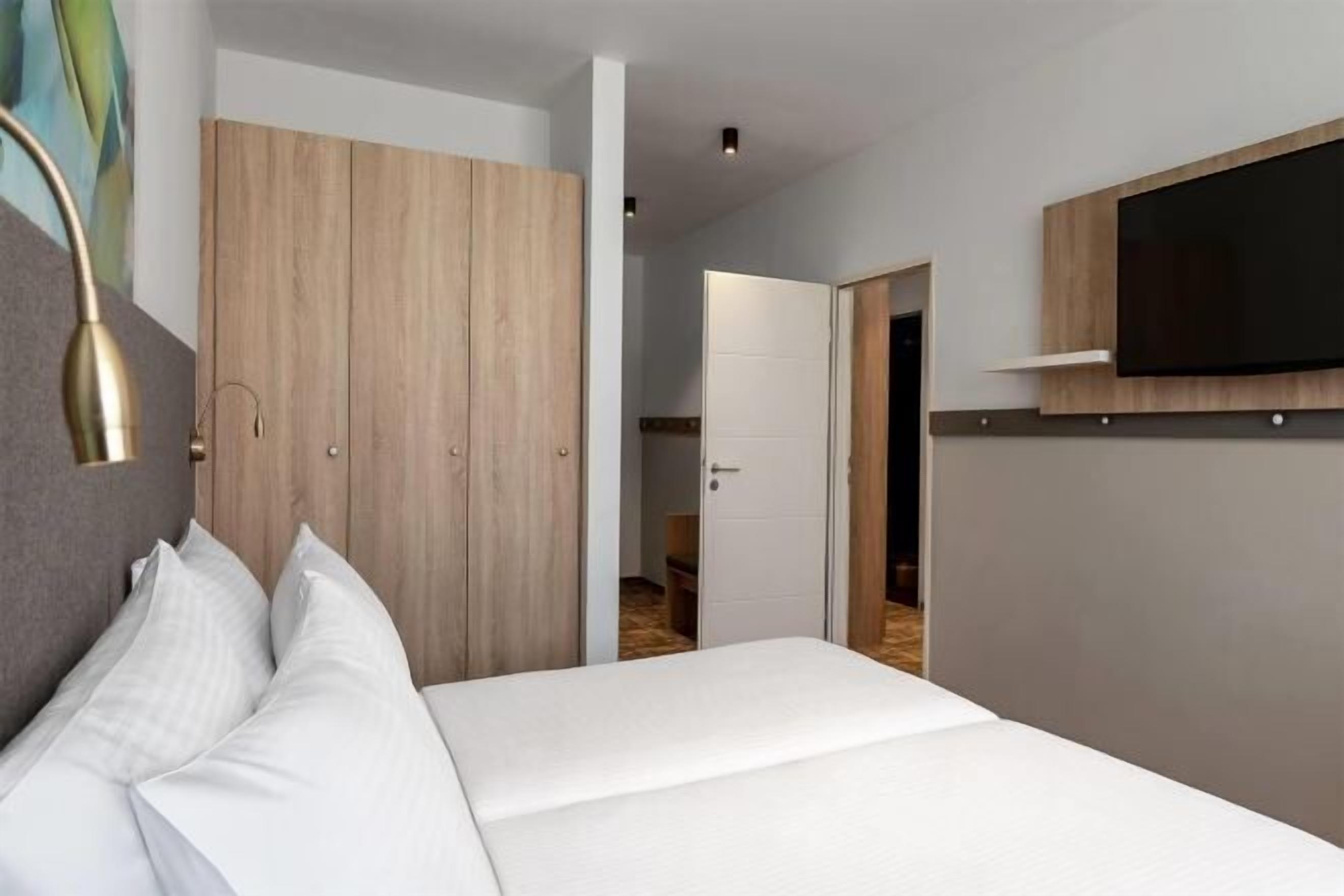 Hypo-allergenic bedding, in-room safe, desk, blackout curtains